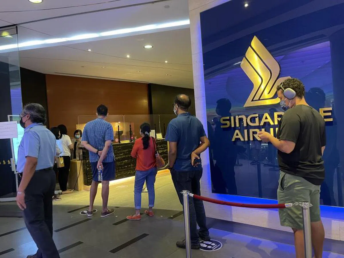 我国扩大VTL的消息一出，不少民众立刻出动抢购机票。（联合早报）