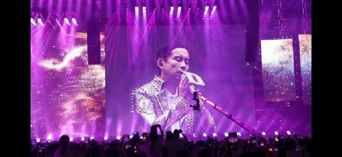  马云（上图）与职务接班人张勇（下图）搭档合唱《You Raise Me Up》。（新浪新闻） 