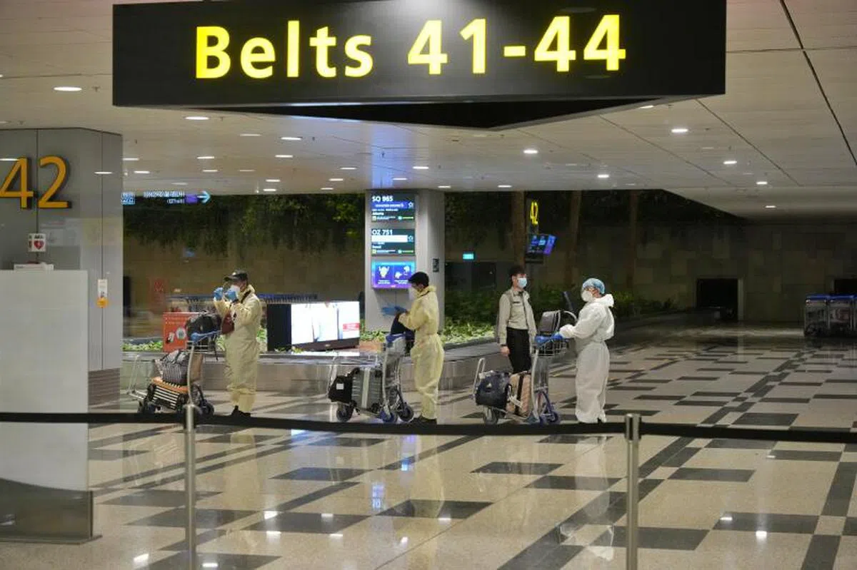  乘客抵达樟宜机场后，到抵境大厅取行李。（联合早报） 