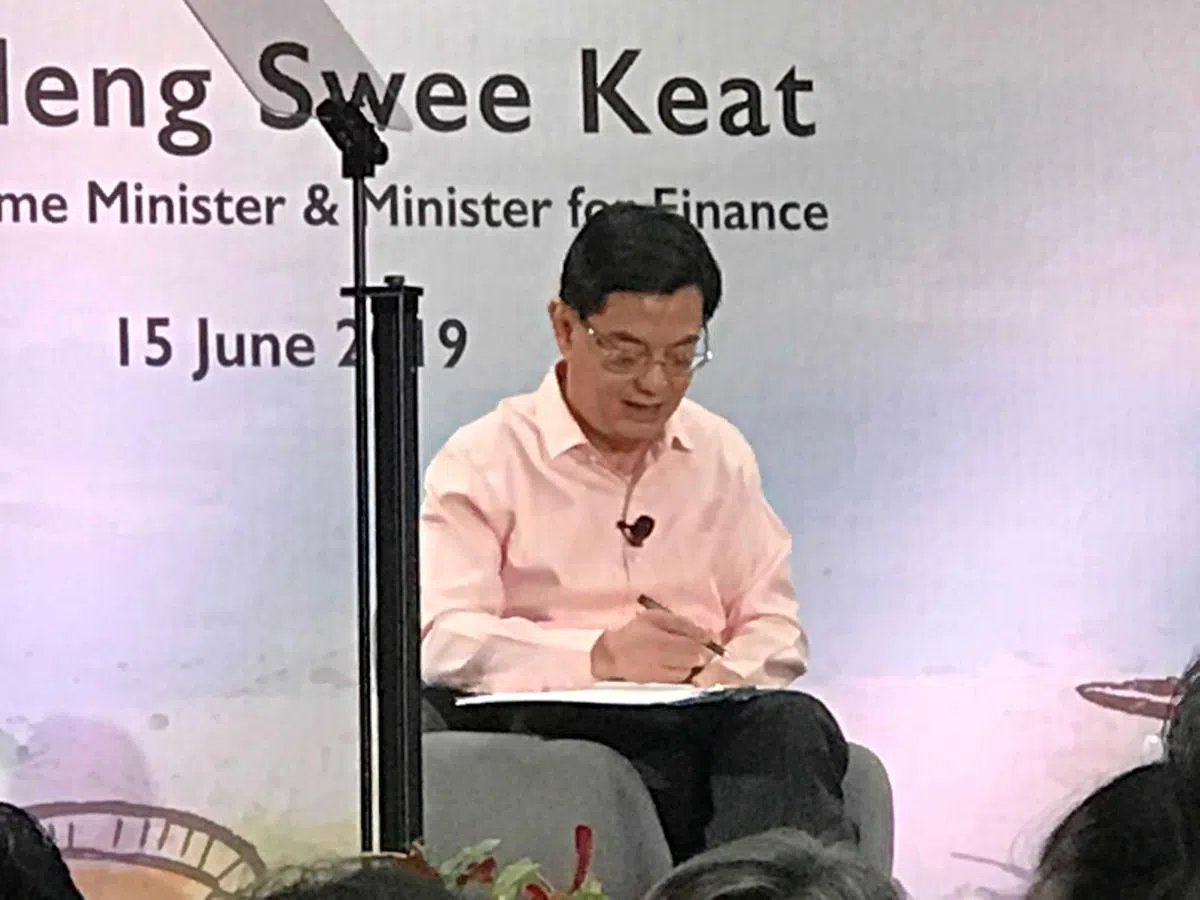  在上周六对话会上，王瑞杰一边聆听、一边记下每位与会者的提问。（沈泽玮摄） 