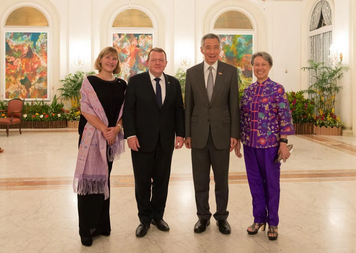  李显龙总理与何晶一起接见丹麦首相拉斯穆森和夫人。（法新社） 