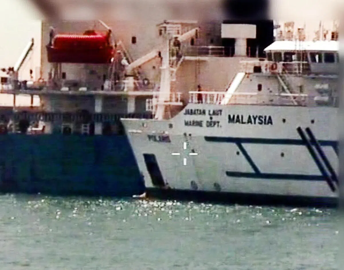  非法滞留在我国海域的马来西亚浮标船Polaris迎不到财神，反而迎来希腊注册商船Piraeus的一个“吻”。（海港局提供） 