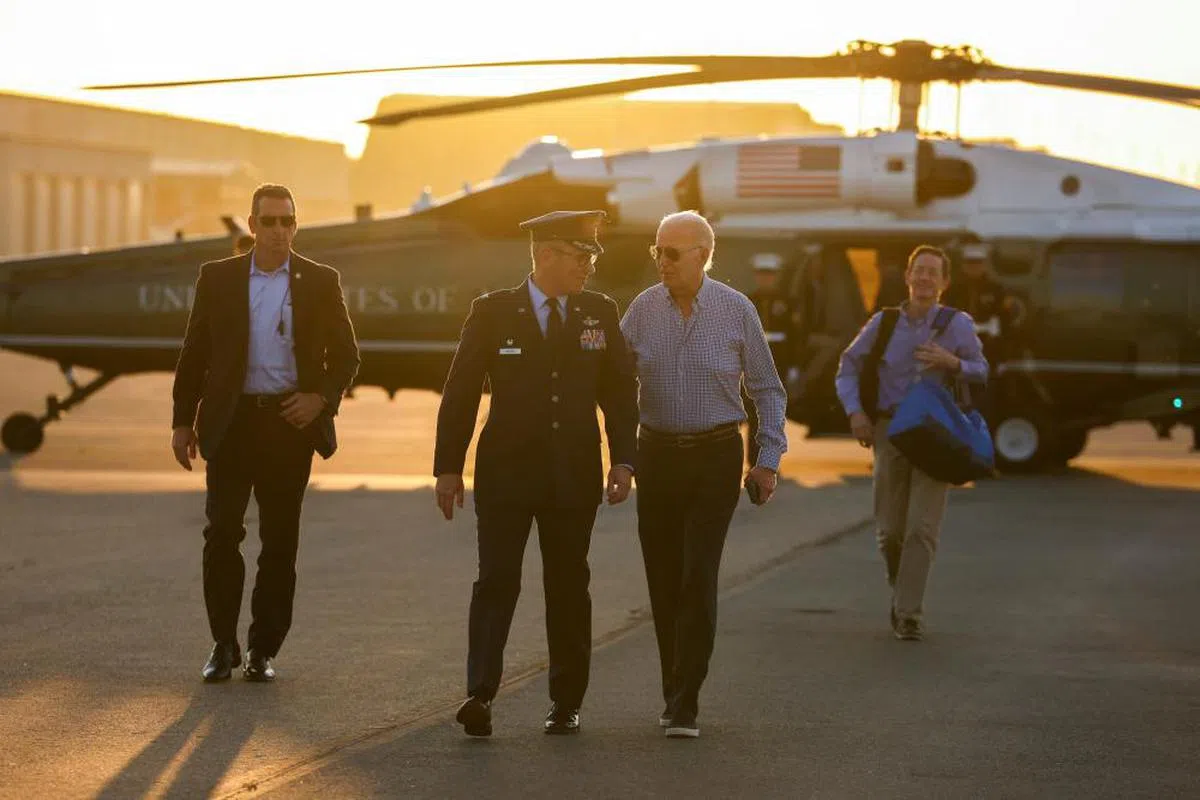 拜登（右二）将试图在辩论会展现出更令人信服的状态，以化解外界对其高龄寻求连任的疑虑。（路透社）