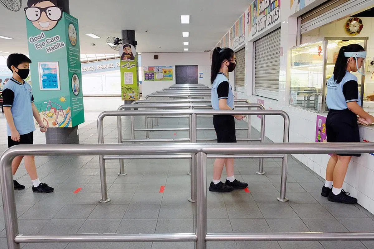 学生往后可在食堂利用智能手表、易通卡或车资卡付费。（海峡时报）
