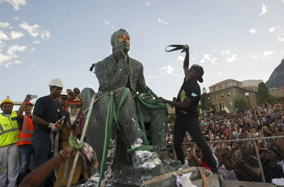 堂堂的矿业大亨，落得被大学生泼漆唾弃。（路透社）