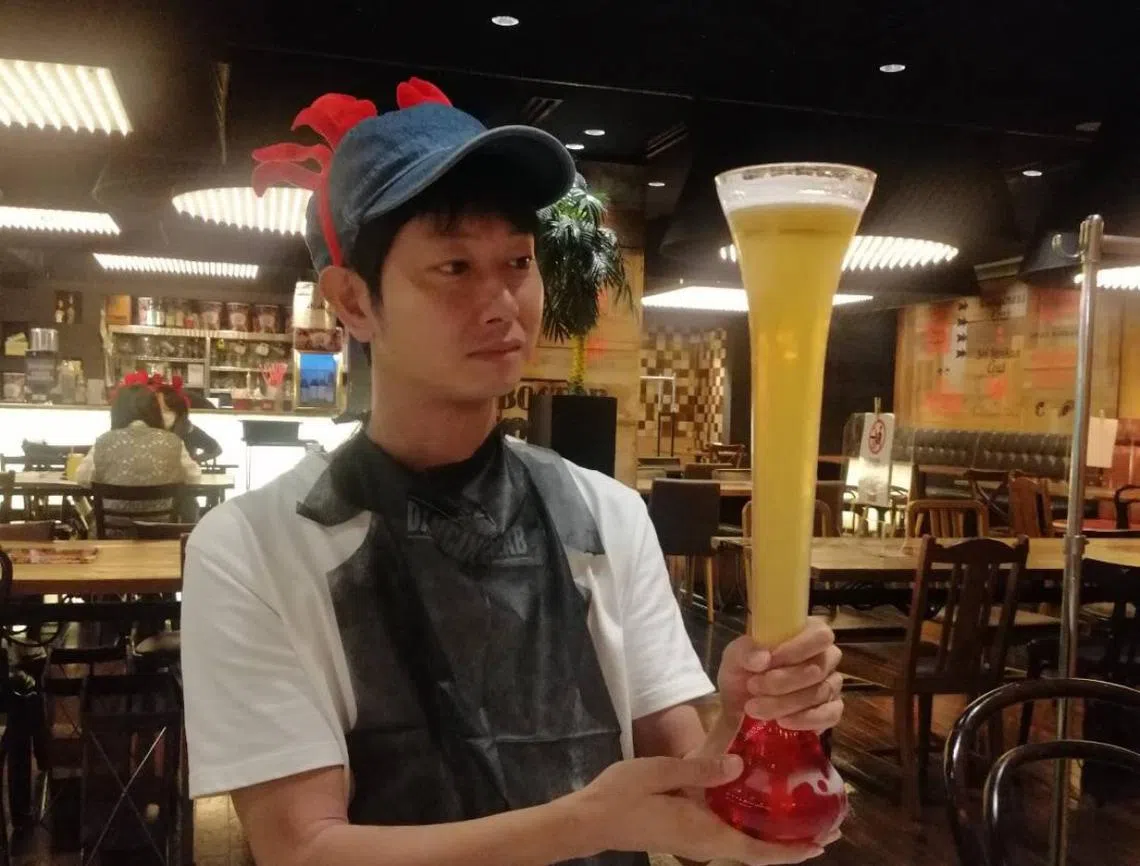 每次以大约100新元的价格“出租自己”的森本昭二。（morimotoshoji 推特)