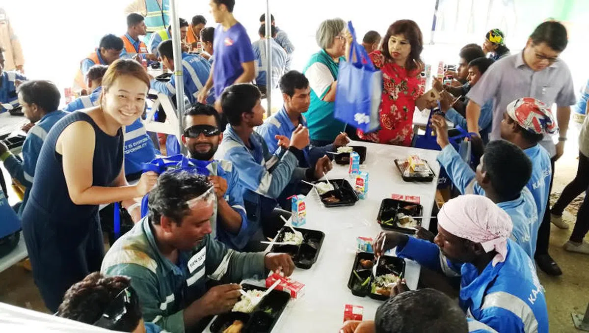  本地义工在今年劳动节前分发礼包给超过400名在建筑工地工作的外籍劳工。（联合早报） 