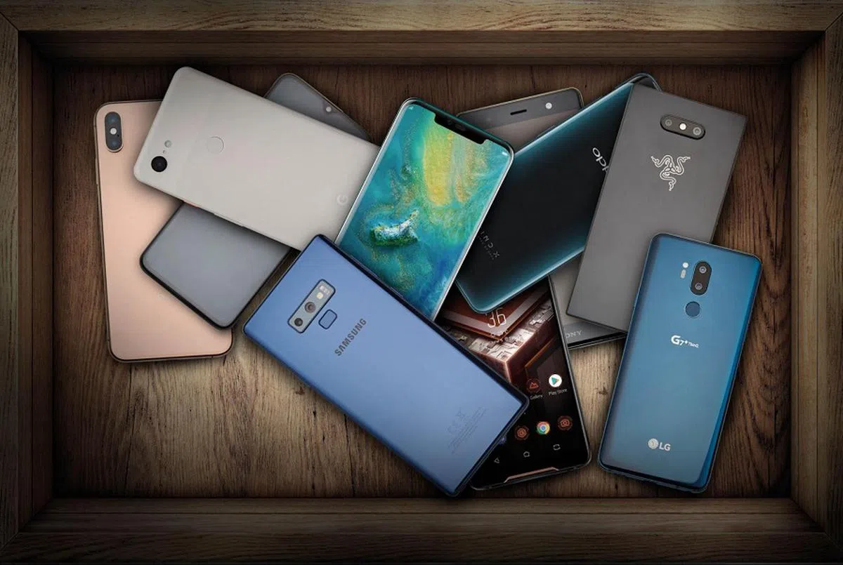 随着无合约（SIM-Only）配套的普及，用户就不必被合同套牢，随时都能换手机。图为不同型号的手机。（Hardware Magazine）