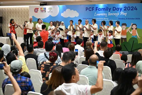 人民行动党社区基金会年度家庭日活动，包括一场跨世代的音乐表演。（海峡时报）