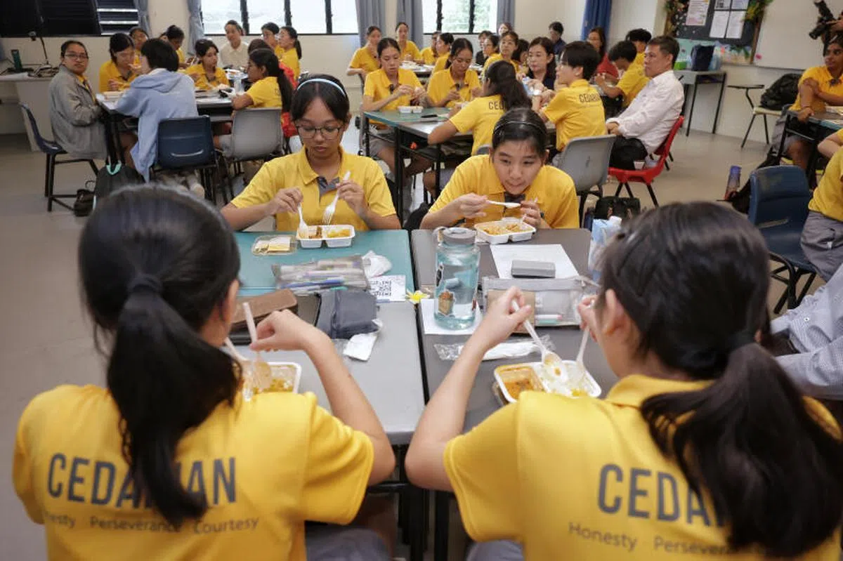 四德女子中学的学生2月15日试吃即食食品，提早了解和认识这些食品，当食品供应真的中断时能有替代的选择，为未来的不确定性和可能的食品供应危机做好准备。（海峡时报）