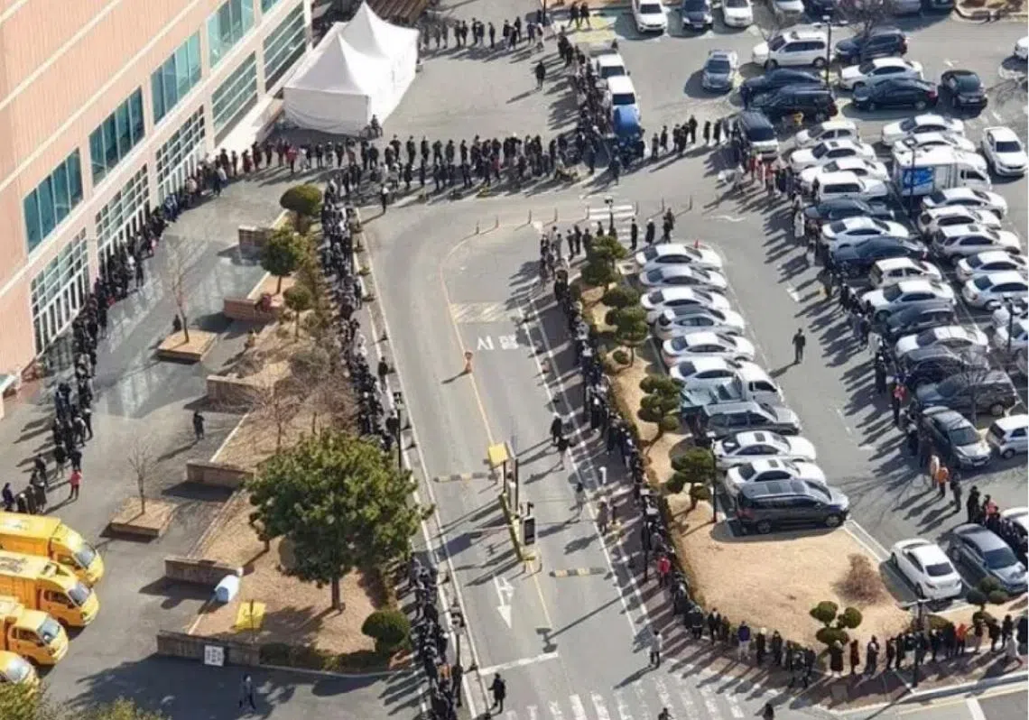 韩国疫情升温，市民为了抢购口罩，一大早在大邱市街头排起超长人龙。（互联网）