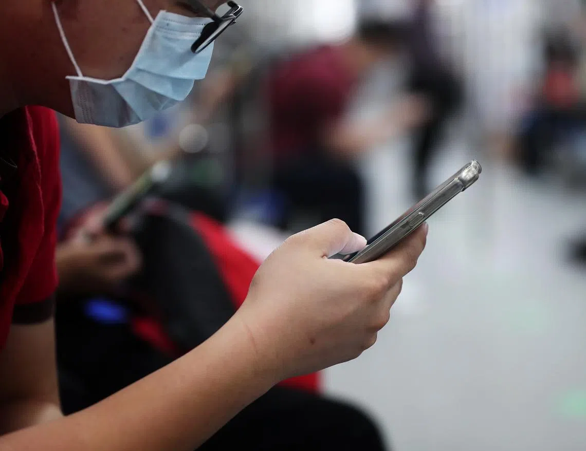 在新加坡，每10人当中有至少九人拥有一部手机。（海峡时报）