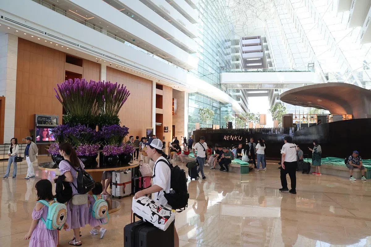由于旅行团人声嘈杂引起店家和酒店不满，滨海湾金沙今年3月禁止旅游团在酒店和购物中心闲逛。（新明日报）