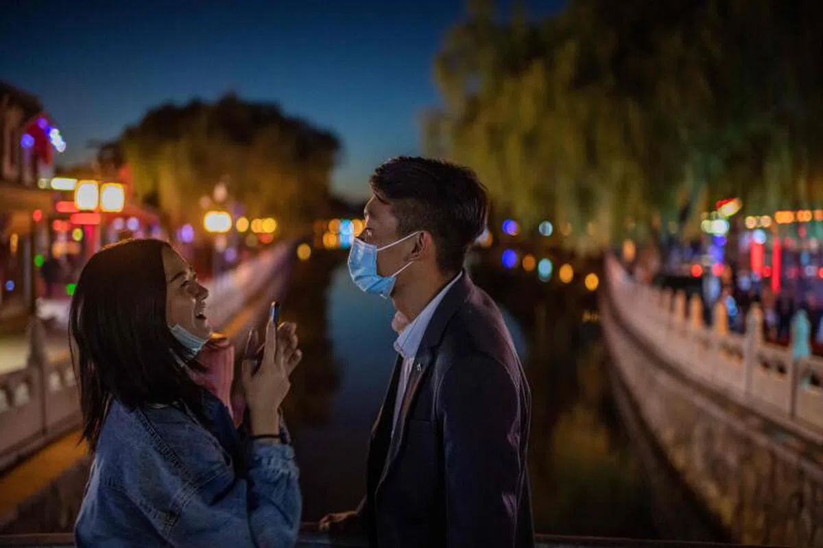  在调查的五个国家和地区中，新加坡女性表达了最强烈意愿，她们要“又高又富”的对象。（法新社） 