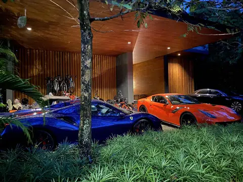 圣淘沙的奢华洋房区停放着数辆顶级豪车。（张丽苹摄）