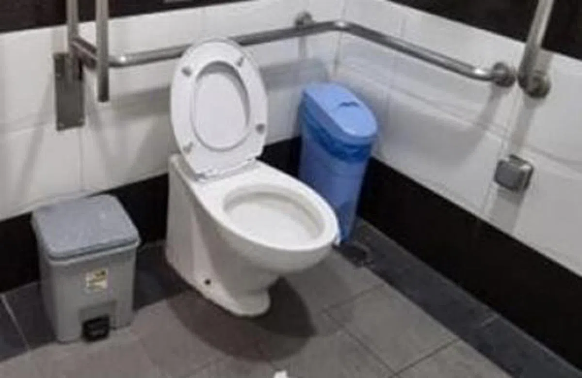 如厕后必须冲水。（互联网）