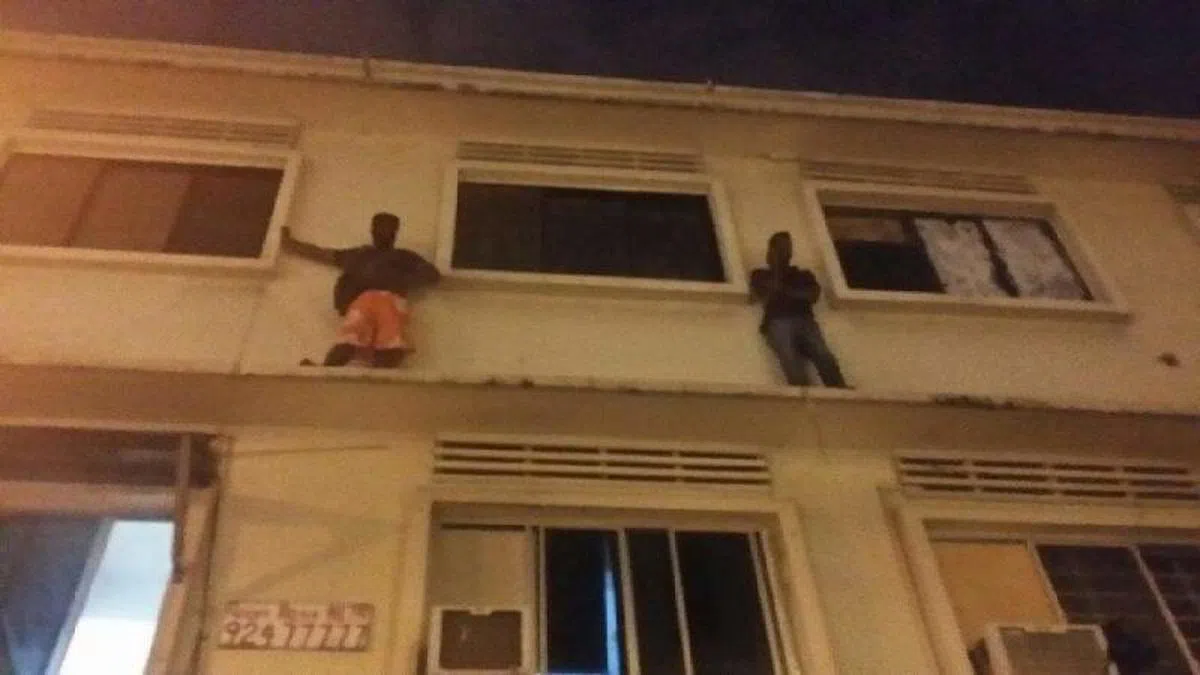  当年，由于火势太猛，有住户爬出窗外等待救援。（联合晚报） 