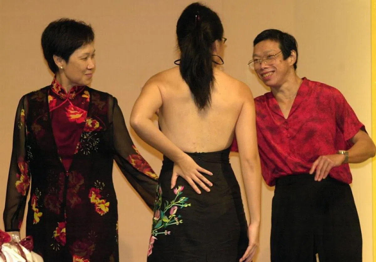  图为2003年李光耀80大寿寿宴上的何晶（左）和李玮玲（右）。中间是李光耀孙女李修齐。（新报） 