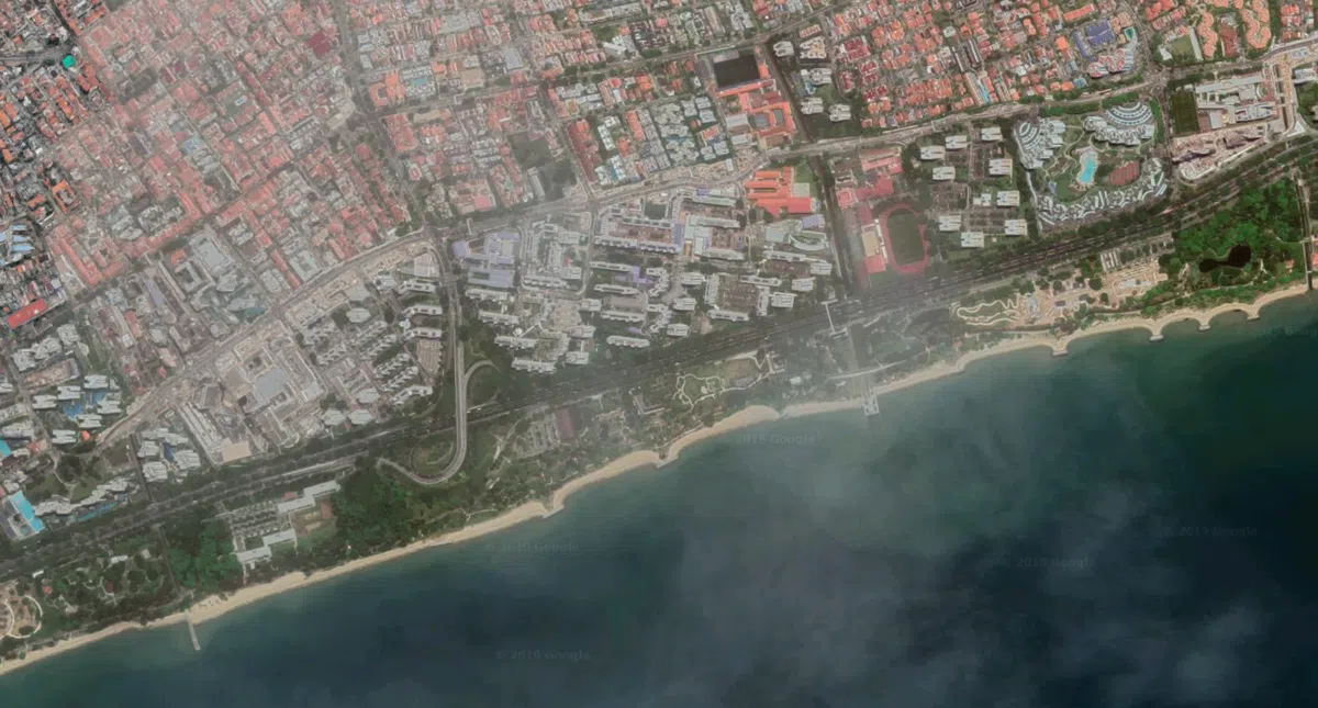  今天的东海岸公园就在当年的填海面积之上。（谷歌地图截图） 