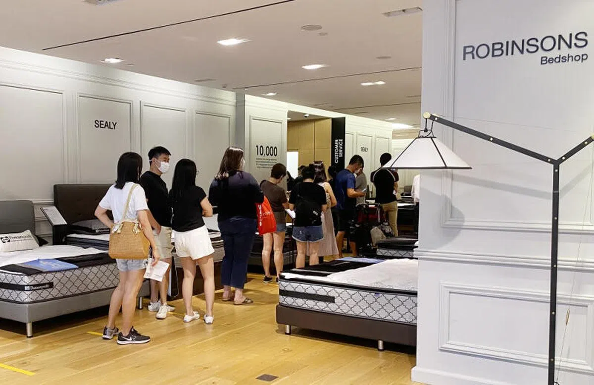  昨早有10多名顾客到罗敏申位于乌节路麒麟大厦的店面，就床褥问题讨说法，网上更是有很多顾客对等不到床褥表达不满，估计受影响的顾客可不少。（联合早报） 