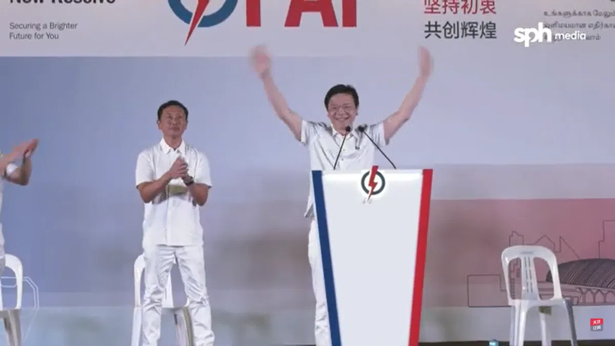 在4月24日的群众大会上，黄循财总理（右）与卫生部长王乙康首次同台。（联合早报直播截图）