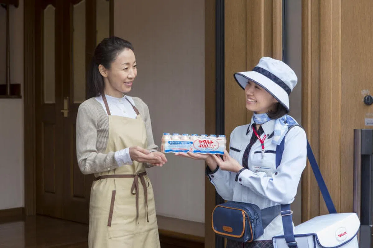 在日本，Yakult除了通过超市、便利店和自动贩卖机销售之外，还通过称为Yakult Lady（女士）的女性推销员将产品直接送达每个家庭或办公室。当时即便是只买一瓶，也照送不误。（Yakult）