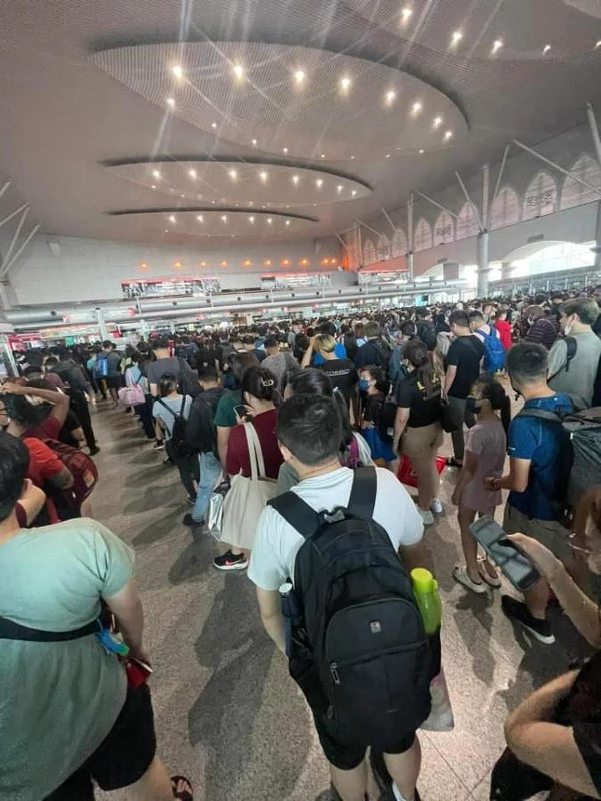 马国开放让新加坡旅客使用自动通关后，关卡堵塞情况未见改善。（曾笳恩脸书）