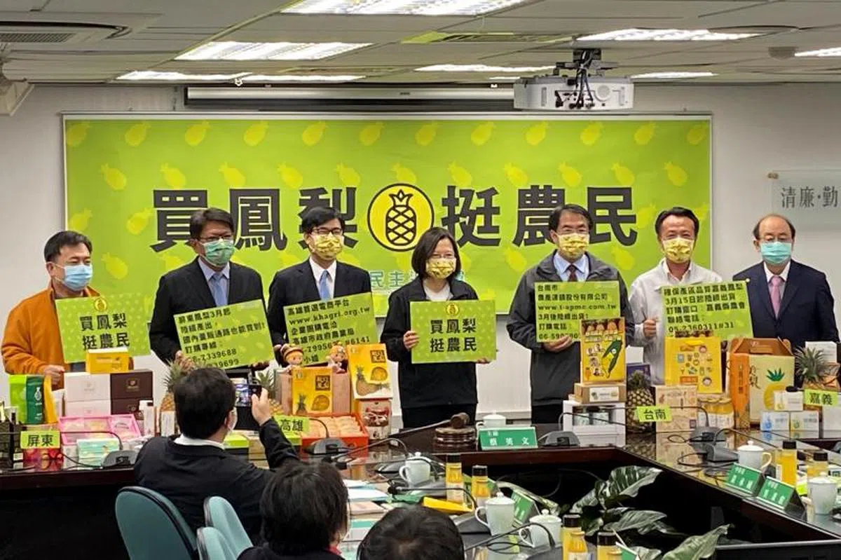  蔡英文在社交媒体发起抢购凤梨活动，获得台湾各界热烈相应。（路透社） 