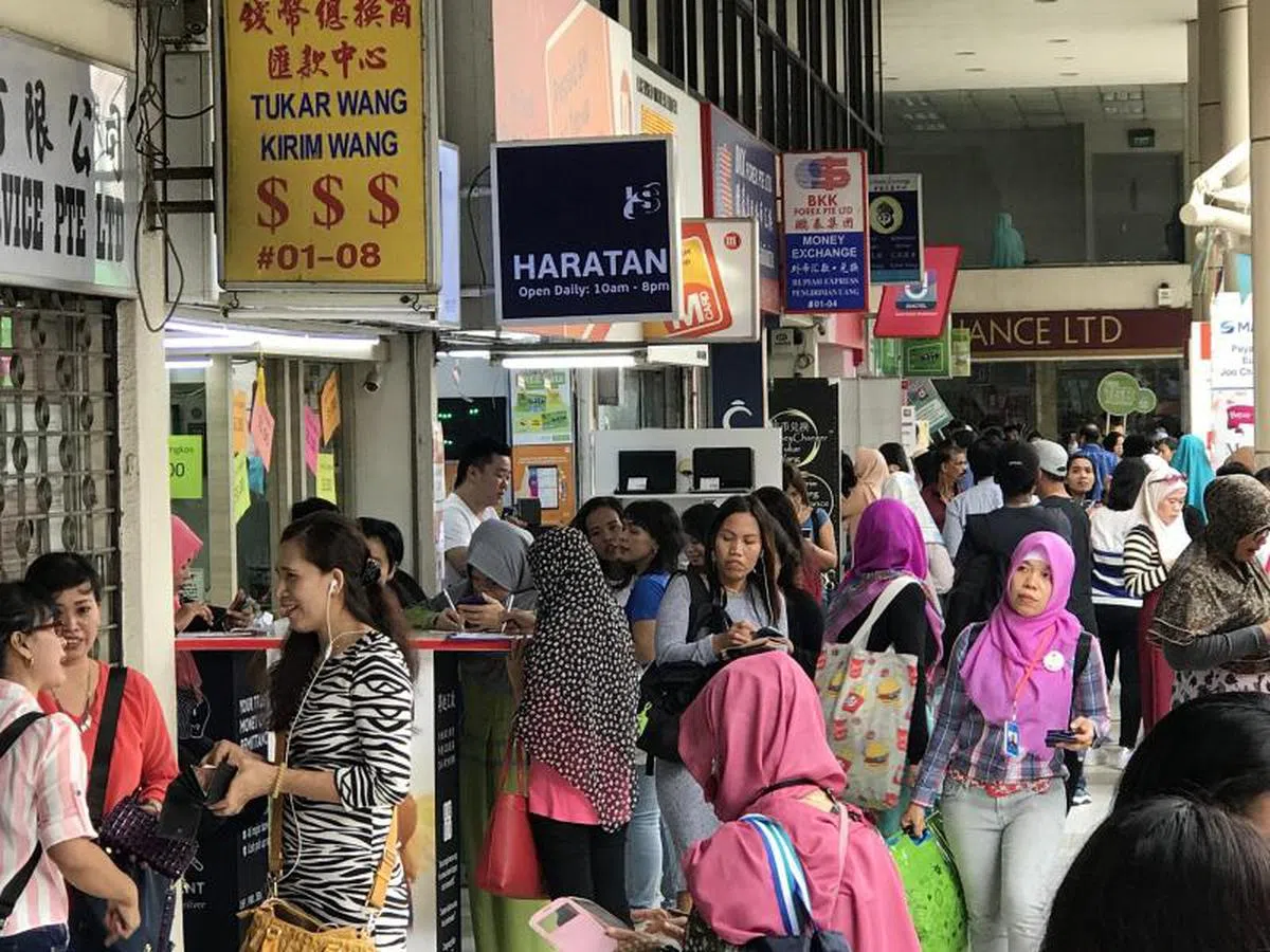  许多印尼家庭依赖在海外工作的亲人负担家计。（新明日报） 