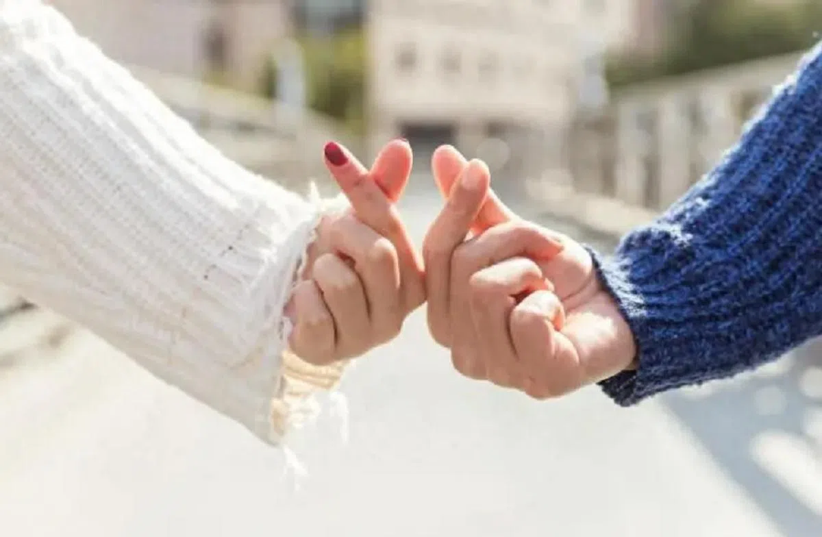 配对成功，就比个“手指爱心”。（互联网）