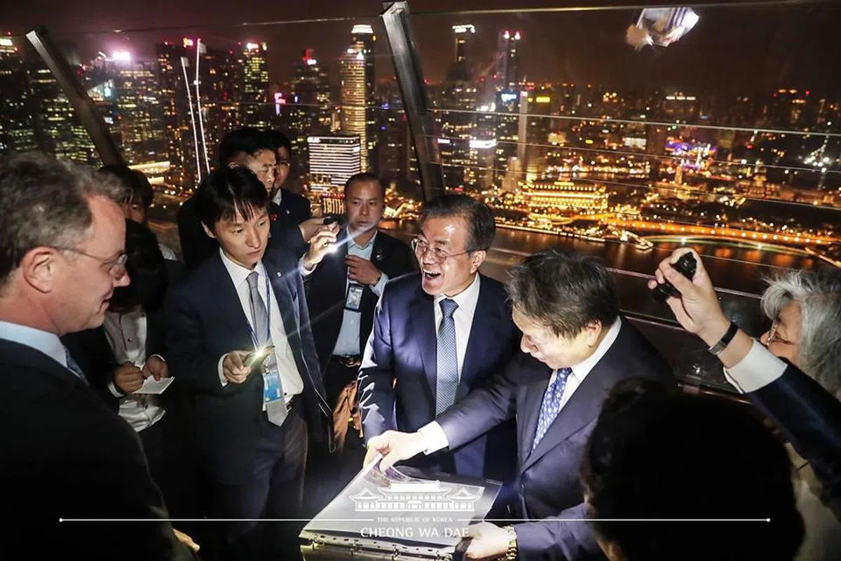  文总统参观金沙空中花园观景台，看来听解说听得津津有味。（青瓦台提供） 
