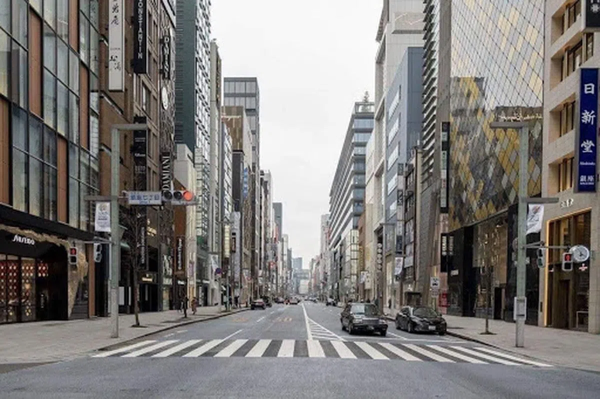  周末早上11点20分，以高级购物商店闻名的日本人气景点却只有几辆车。（The Universal Truth面簿） 