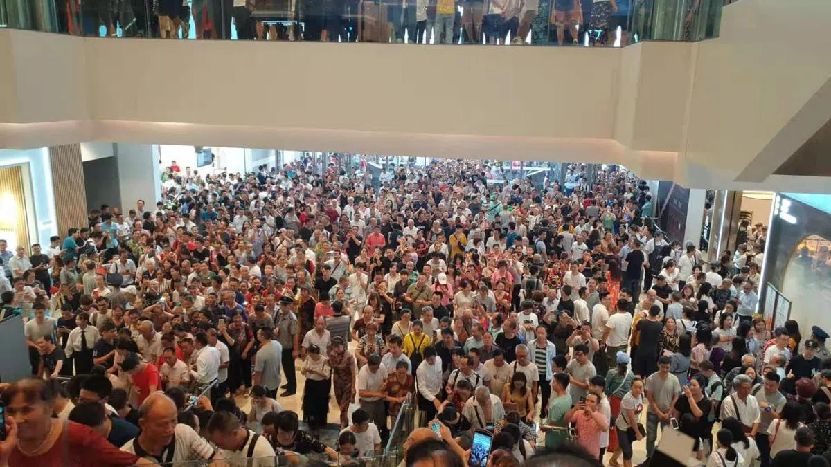  重庆来福士开幕后，场内人山人海。（联合早报） 