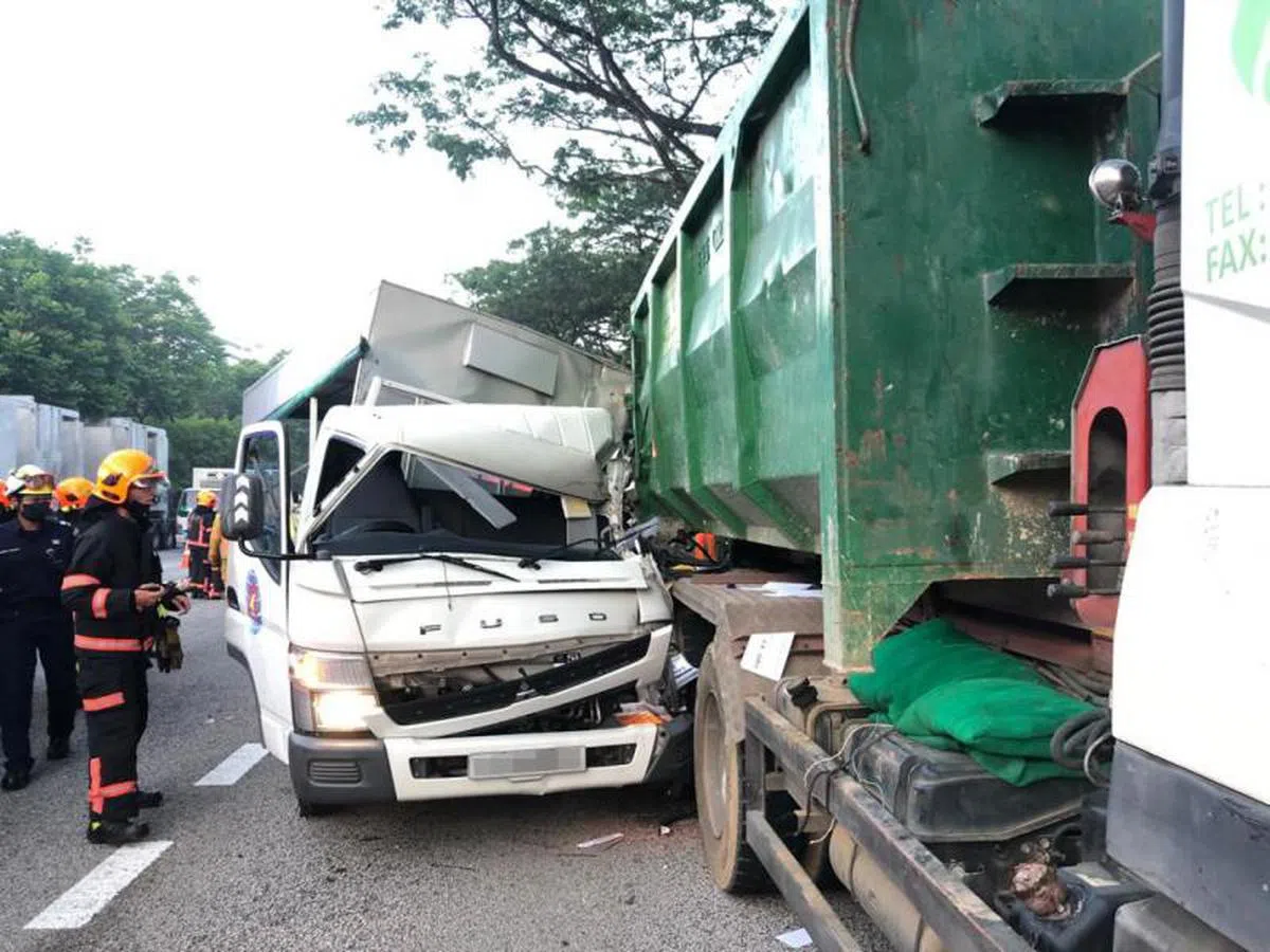  载人罗厘从右后方撞上倾斗卡车，罗厘上17名客工受伤，其中两人送院后伤重不治。（联合晚报） 