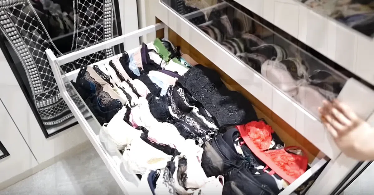  就算整层楼的女性帮她穿，一年也穿不完。（视频截图） 