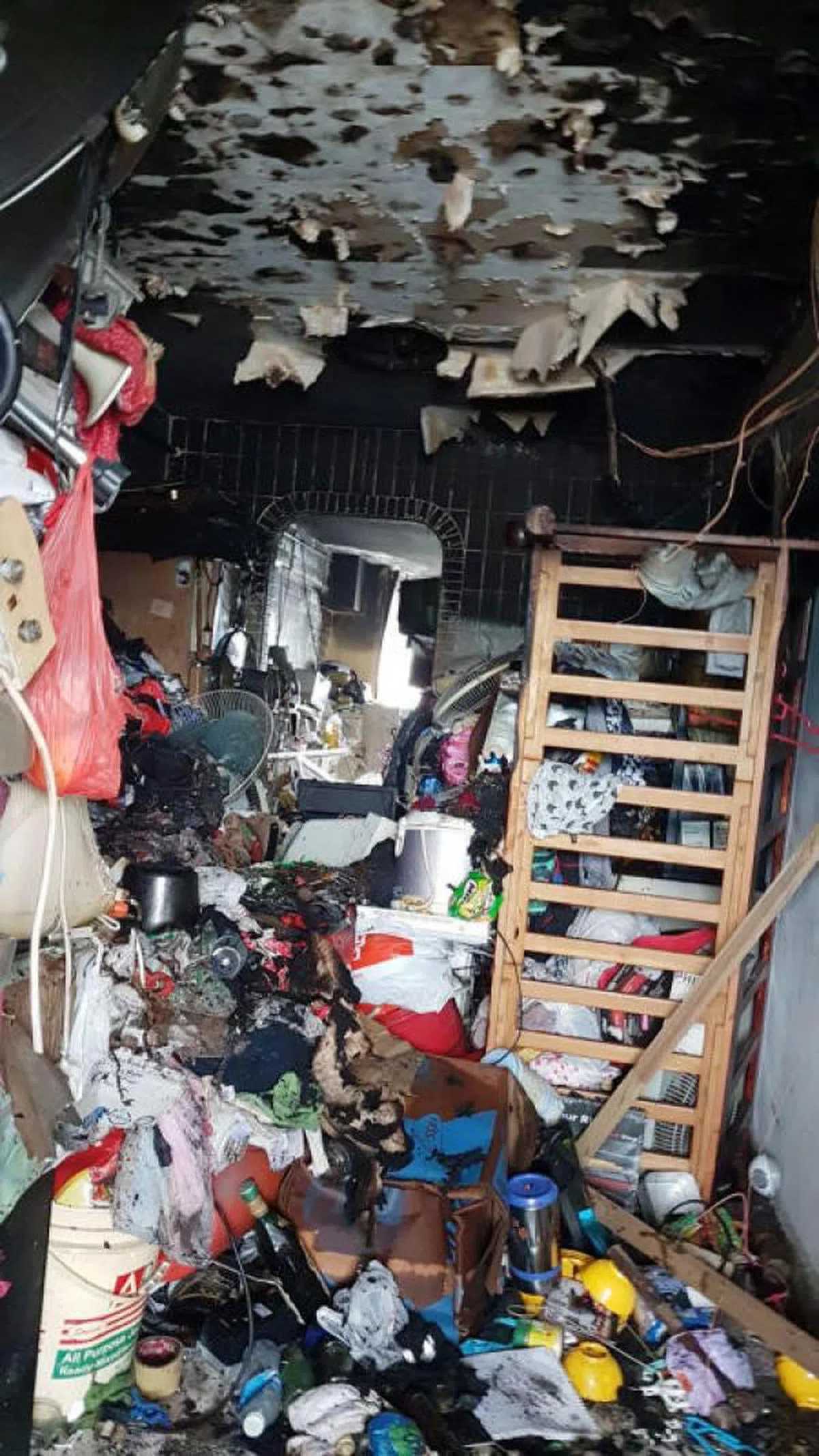  淡滨尼12街第157座组屋的“垃圾屋”失火，住在里面的独居老人来不及逃脱被烧死。（联合早报） 