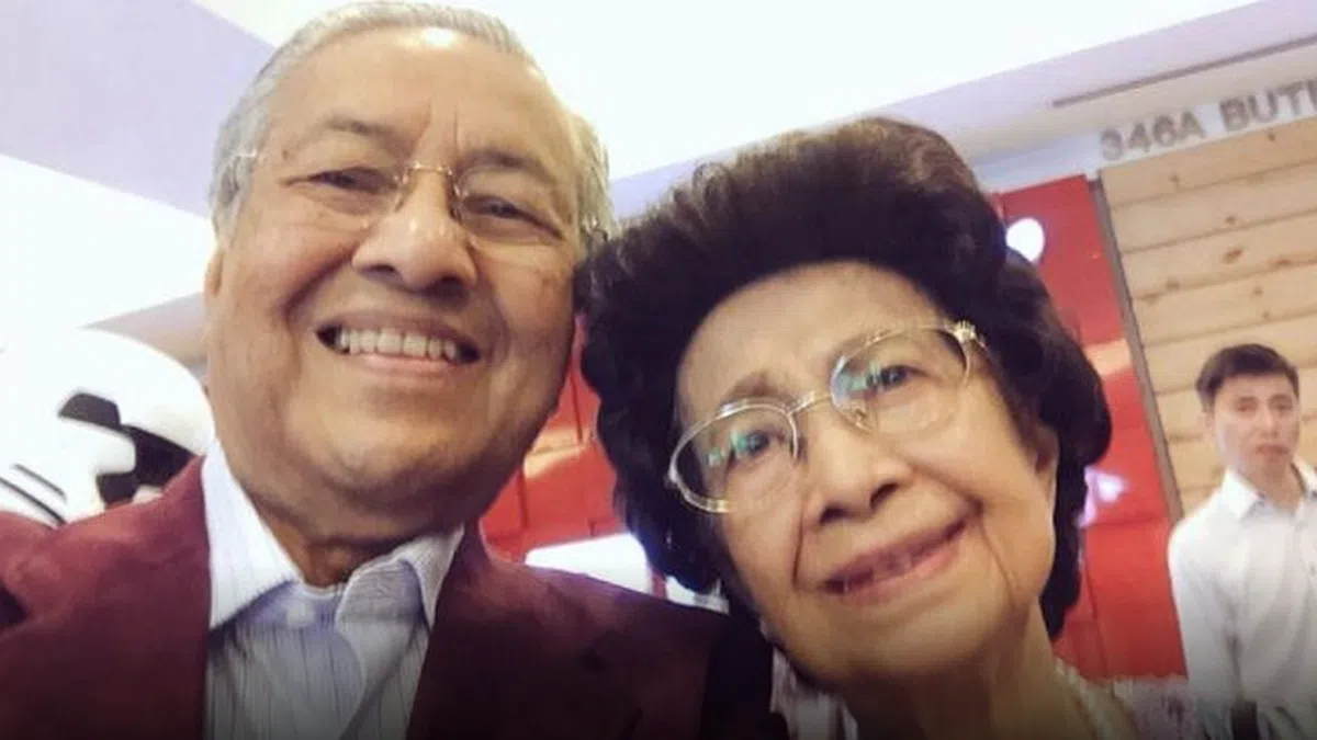  老夫老妻，来个自拍也很合逻辑，虽然两人似乎都没找到镜头（误）。（Rojak Daily） 