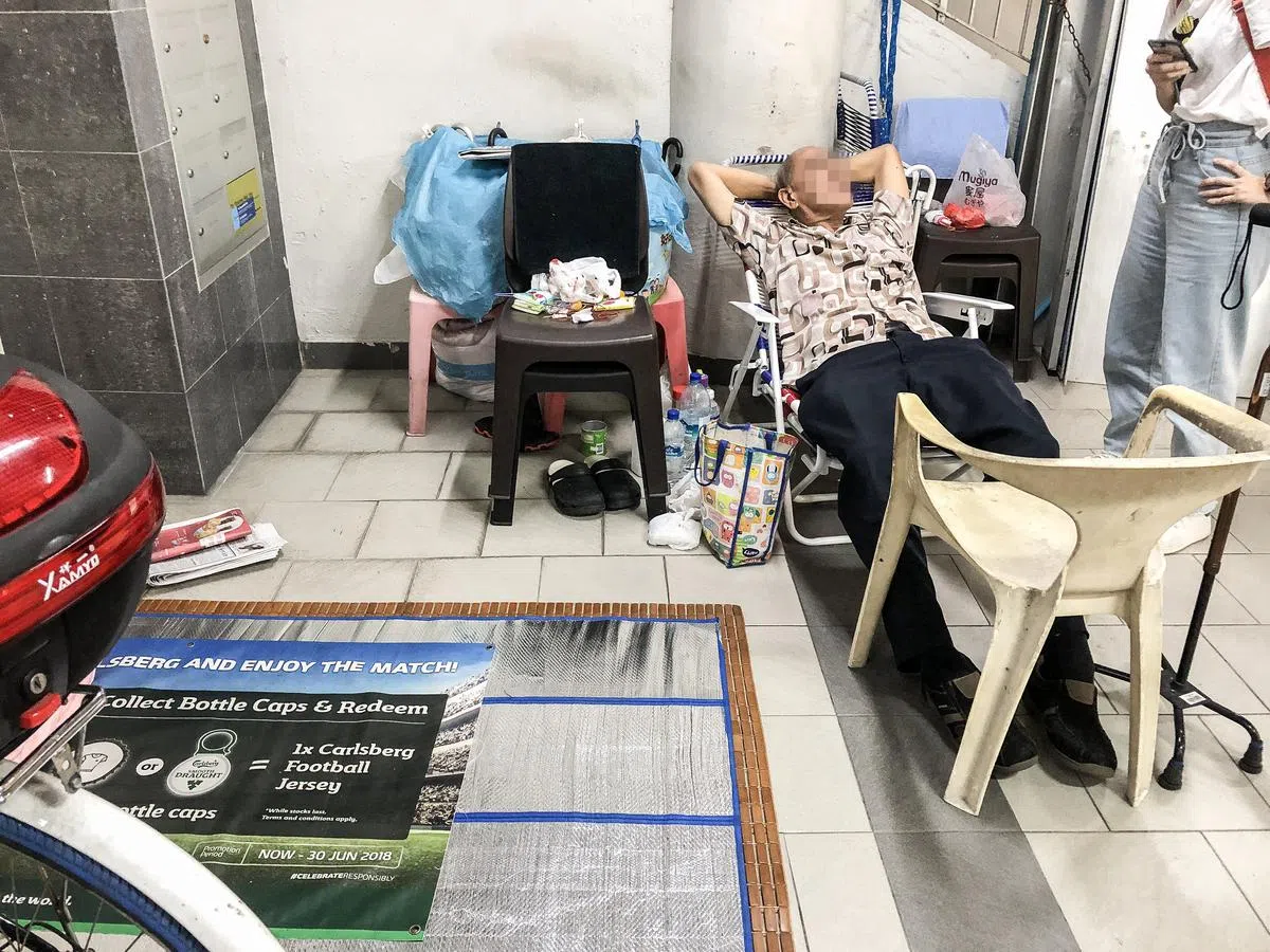  露宿者流落街头的原因不外乎经济因素或家庭失和。（联合晚报） 