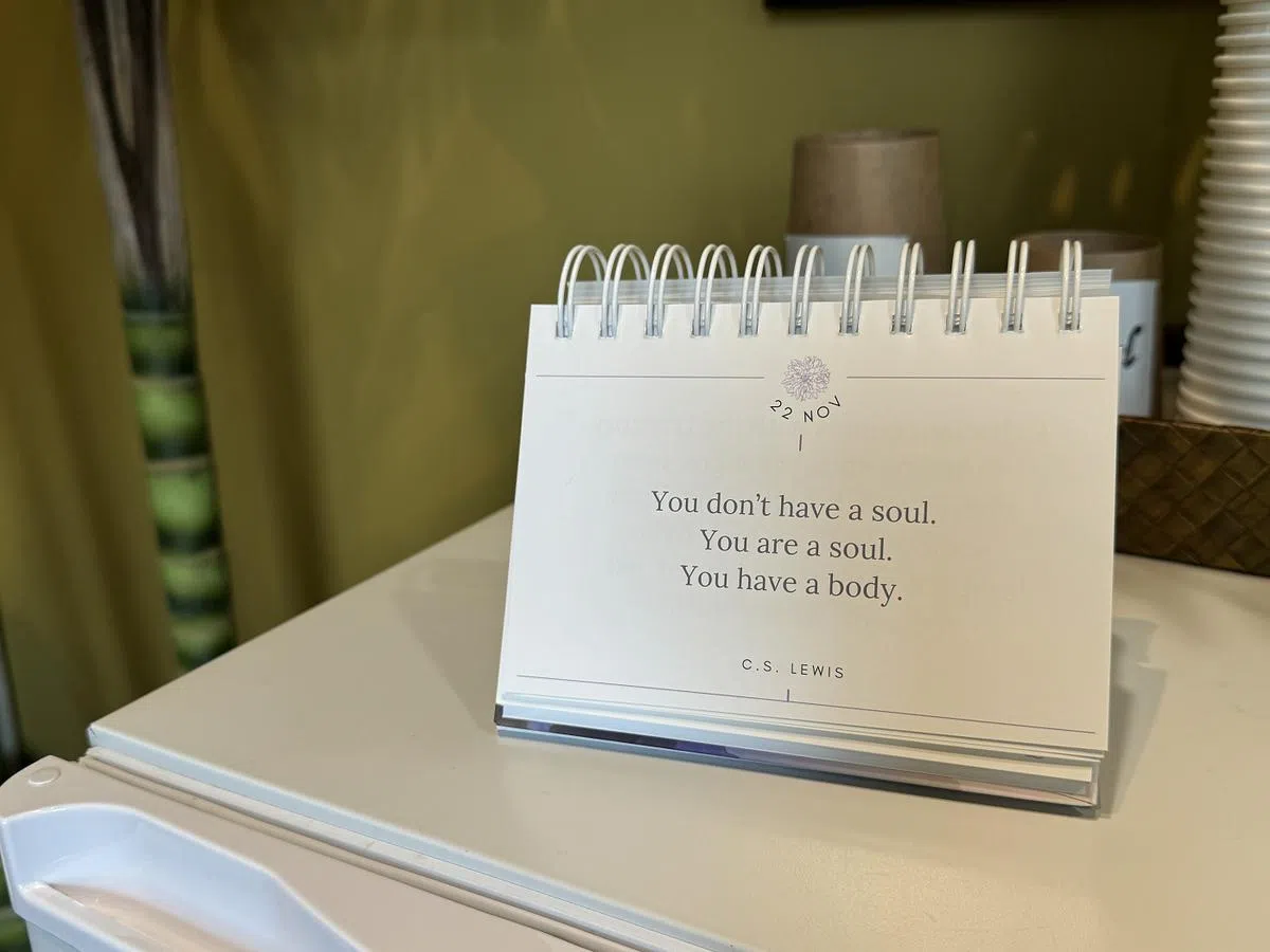 心禾办公室的其中一个冰箱上有这个“心灵鸡汤”：你不是拥有灵魂，你就是灵魂，只是拥有一个肉身。（红蚂蚁摄）