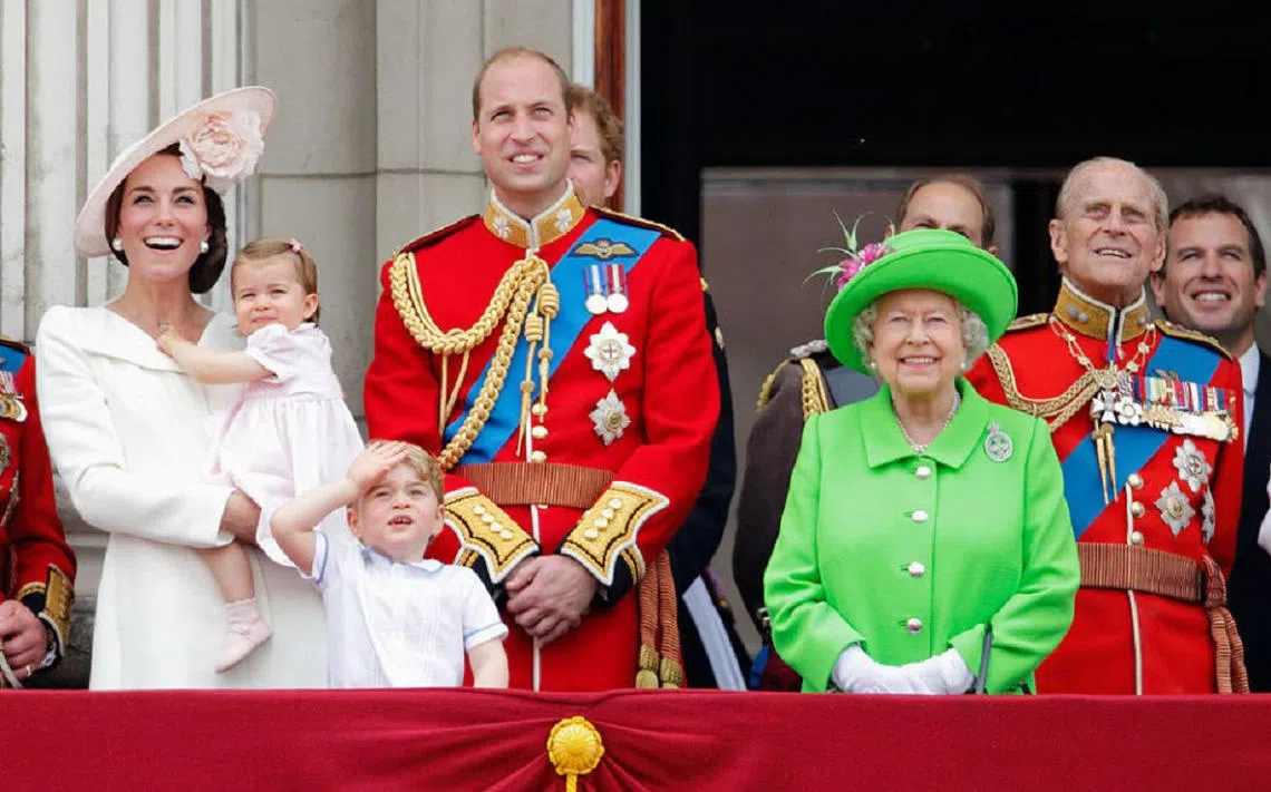 2016年英国女王伊丽莎白二世（右二）庆祝90岁生日，王室成员们在白金汉宫的阳台上，观看了英国皇家空军为女王生日特意排练的空中表演。（法新社）