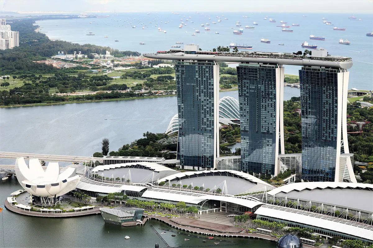 滨海湾金沙将增设一座拥有1000间客房的新酒店大楼，以及一个可容纳1万5000个座位的娱乐场所，预计2028年竣工。（联合早报）