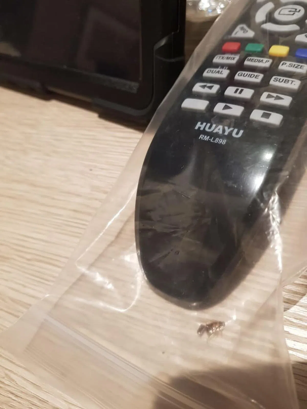  就连电视遥控器的塑料袋内也有“小强”的身影。（陈恺丽） 