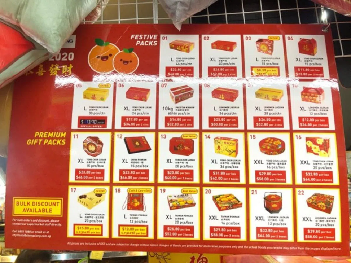  昨天（13日）位于蔡厝港德惠巷的昇菘超市的柑橘价格，有多达22种，视礼盒款式、品种、产地、果形大小、果型数量而定。（侯佩瑜摄） 