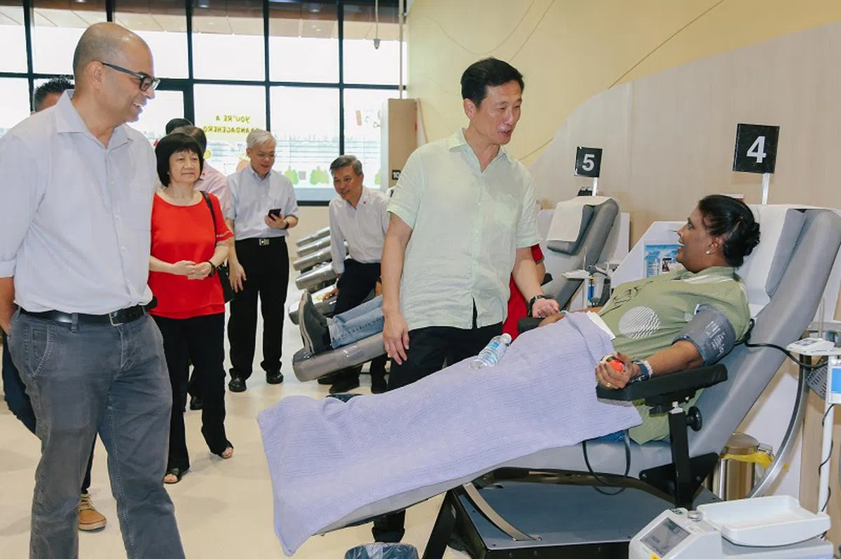 卫生部王乙康（中）及卫生部高级政务部长普杰立医生（左一）日前出席榜鹅综合社区中心血库的开幕仪式。（取自红十字会脸书）