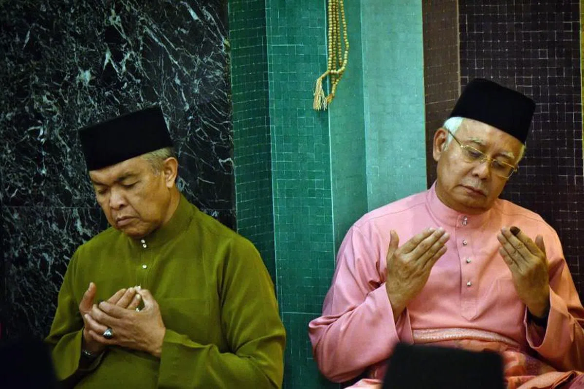  贪污官司缠身的前首相纳吉（右）及阿末扎希（左）在巫统仍有巨大影响力。（海峡时报） 