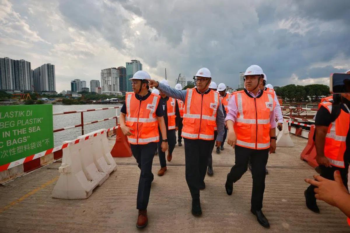 新加坡交长易华仁（中）和马国交长陆兆福（右）视察在新山的新柔地铁系统工程。（海峡时报）