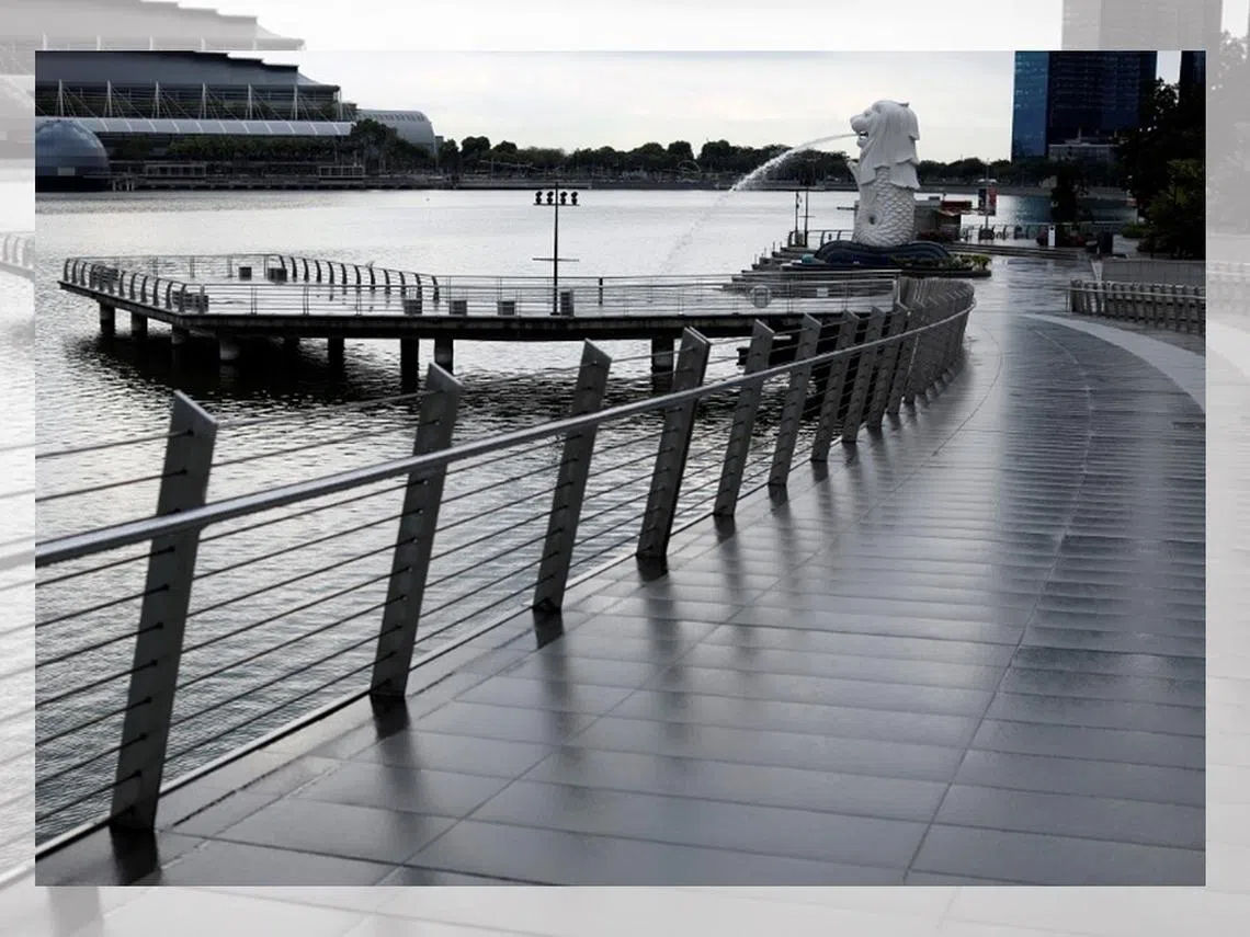 黑沉沉的天空，空荡荡的鱼尾狮公园与金禧桥。新加坡何时能迎来晴天？（路透社）