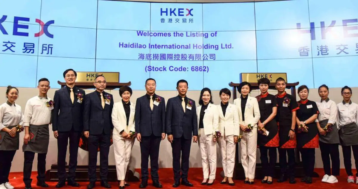  海底捞香港上市，左6为施永宏，左7为张勇。（互联网） 