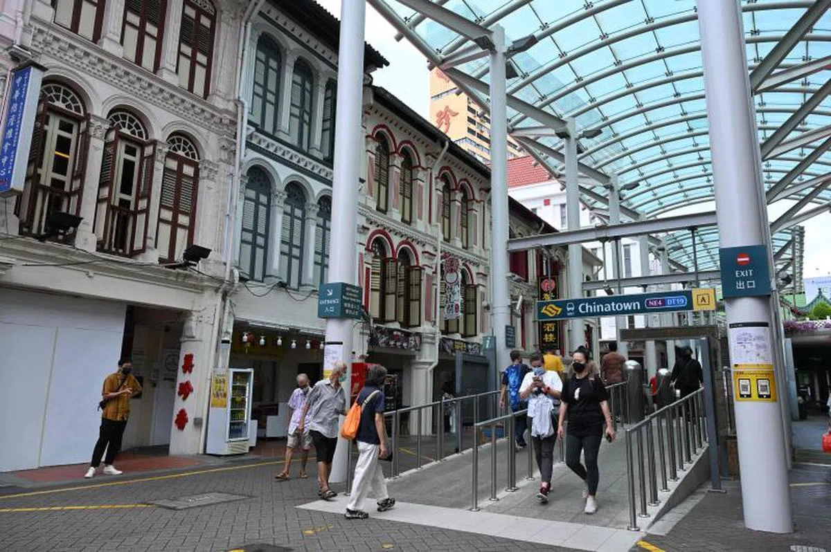 牛车水地铁站外。（法新社）