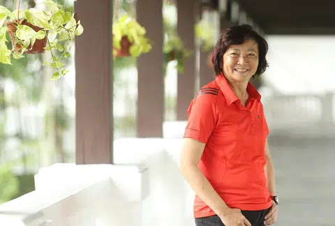 义顺集选区议员李美花昨天在国会上就能否降低领取公积金入息的年龄，与人力部长杨莉明展开讨论。（曾庆祥制图）